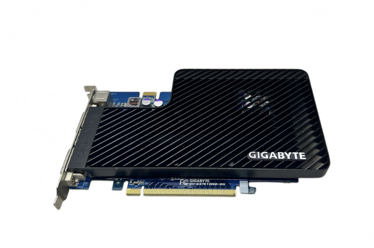 Видеокарта GIGABYTE GeForce 7600 GT 256Mb DDR3