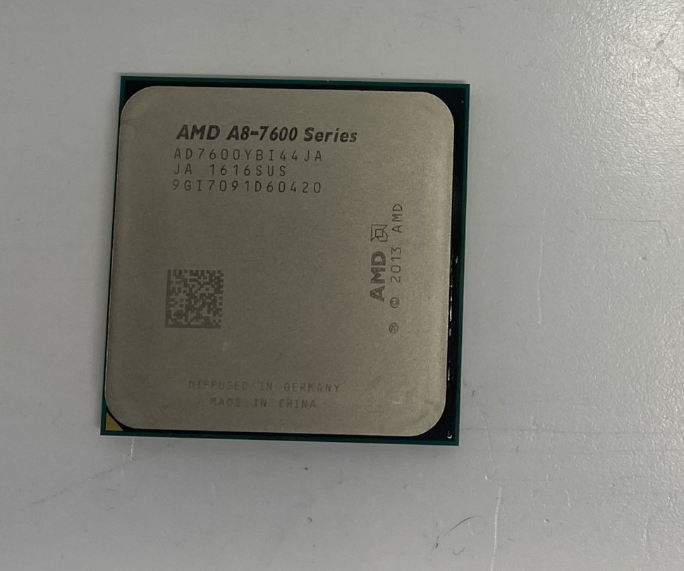 Radeon r7 a8 7600. AMD a8-7600. A8 7600. Скальпирование процессора AMD a8-7600. A8 7600 CPU.